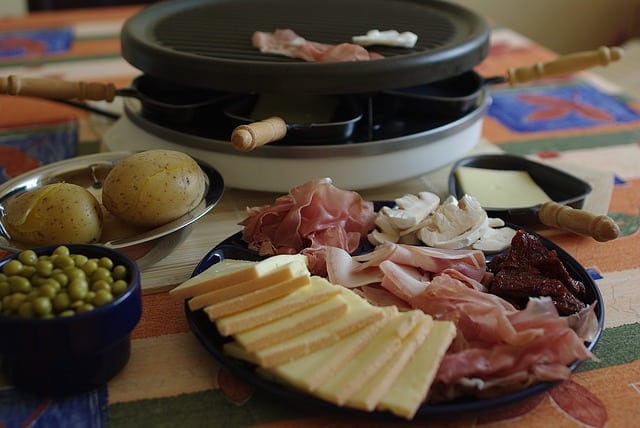 Blanc, rosé, rouge… quel vin boire avec une raclette ?